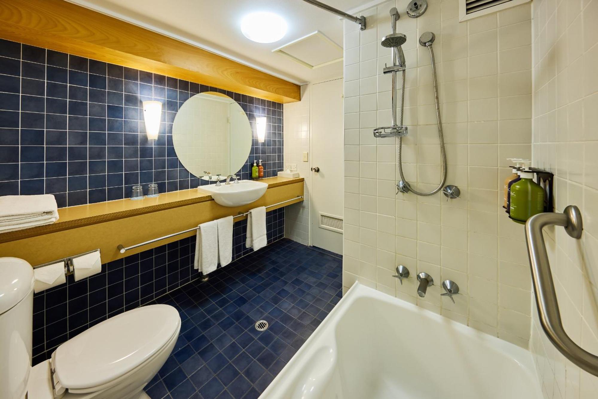 Premium Doppelzimmer mit 2 Doppelbetten – direkt am Meer